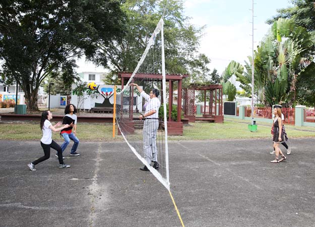 El Juez Asociado Estrella Martínez jugó voleibol con estudiantes de Nuestra Escuela durante la visita al área recreativa.