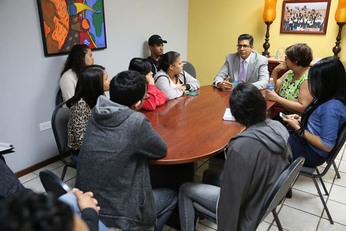 Estudiantes entre las edades de 16 a 20 años participaron del conversatorio con el Juez Asociado Estrella Martínez.