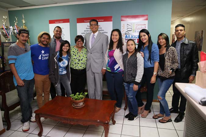 Personal y estudiantes de Nuestra Escuela junto al Juez Asociado, Hon. Luis Estrella Martínez (al centro).