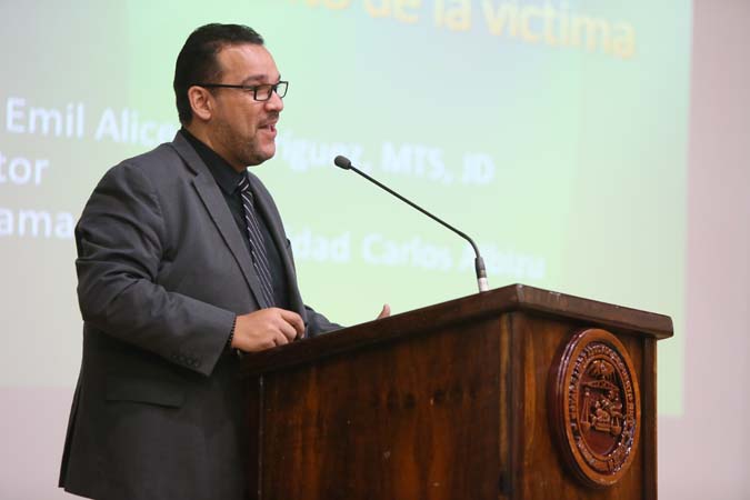 El Presidente del Colegio de Trabajadores y Trabajadoras Sociales de Puerto Rico, Larry Emil Alicea Rodríguez, tuvo a su cargo la presentación del tema "Tratante: El reclutamiento de la víctima".