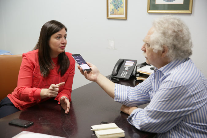 El líder comunitario de Vieques, Robert Rabin, entrevistó a la Jueza Presidenta Maite Oronoz Rodríguez sobre los beneficios para la comunidad del nuevo sistema de videoconferencias para su programa de radio, que se transmite a través de Radio Vieques 90.1 FM.