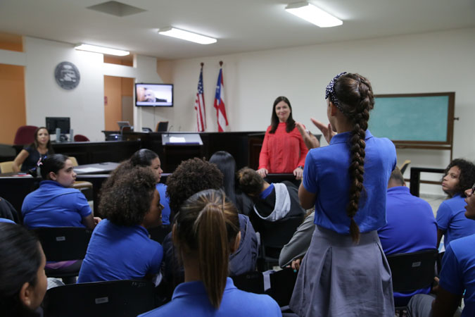 Estudiantes de la Escuela Superior Germán Rieckehoff participaron de un conversatorio durante el cual la Jueza Presidenta Oronoz Rodríguez les presentó el sistema y contestó sus preguntas.