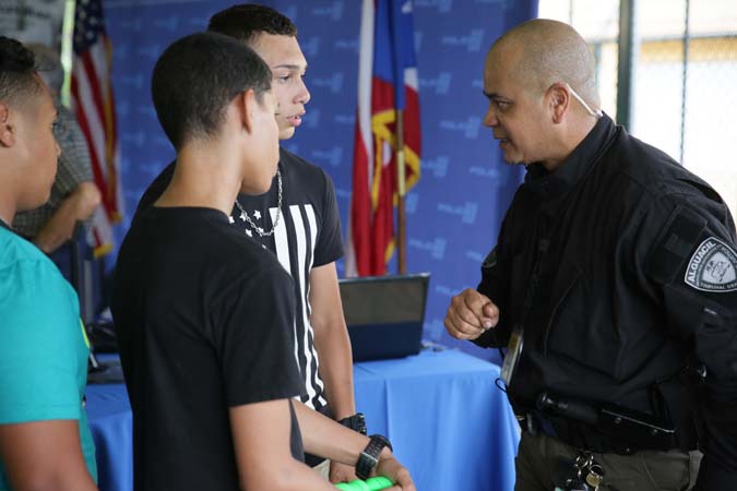 Personal del alguacilazgo ofreció orientaciones sobre sus funciones a jóvenes de la comunidad.