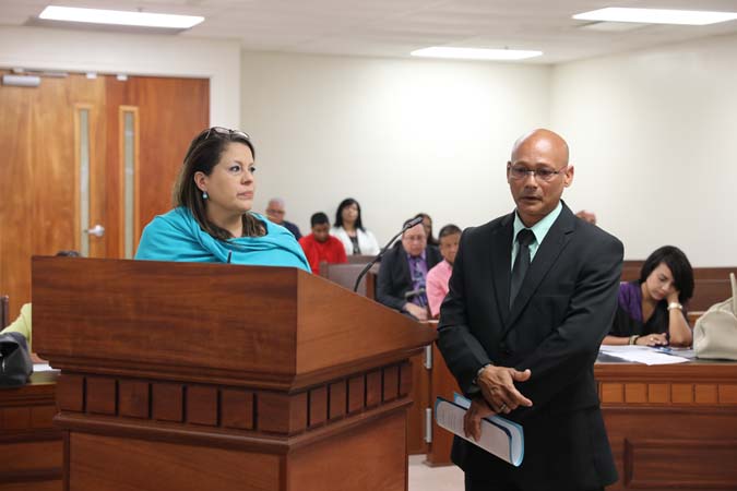 Julio da testimonio sobre el proceso de rehabilitación que logró bajo el programa ‘Drug Court’ ante la mirada atenta de Yanira Torres, Oficial de Servicios Alternos de Recuperación.