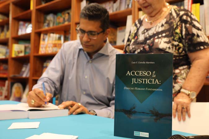 El Juez Asociado Estrella Martínez firmó ejemplares de su obra y compartió con las personas que se acercaron a saludarle.
