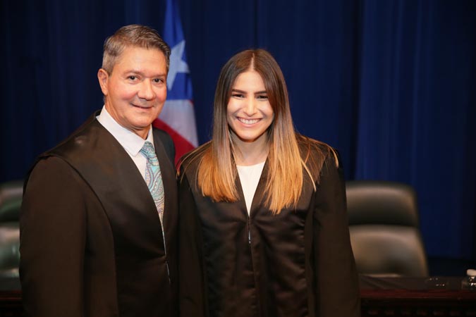 El Juez Asociado, Hon. Edgardo Rivera García, junto a su Oficial Jurídica, licenciada Mabel Sotomayor Hernández