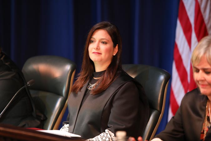 Como parte de su mensaje a los nuevos abogados y abogadas, la Jueza Presidenta Oronoz Rodríguez condenó enérgicamente los incidentes de violencia ocurridos recientemente en Charlottesville, Virginia.