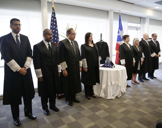 Guardia de Honor de la Jueza Presidenta junto a las Juezas y Jueces Asociados del Tribunal Supremo durante las honras fúnebres del ex Juez Asociado Baltasar Corrada Del Río
