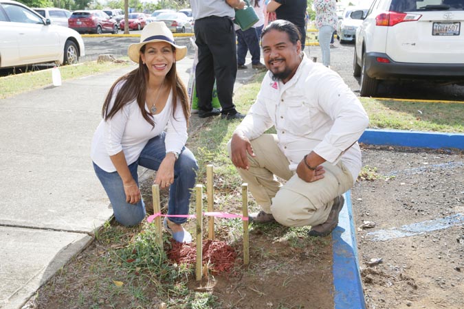 La Jueza Administradora de la Región Judicial de Guayama, Hon. Carmen Otero Ferreras, y Ray Rodríguez Colón, Intérprete Ambiental de Para la Naturaleza, participaron de la actividad de reforestación del Centro Judicial.