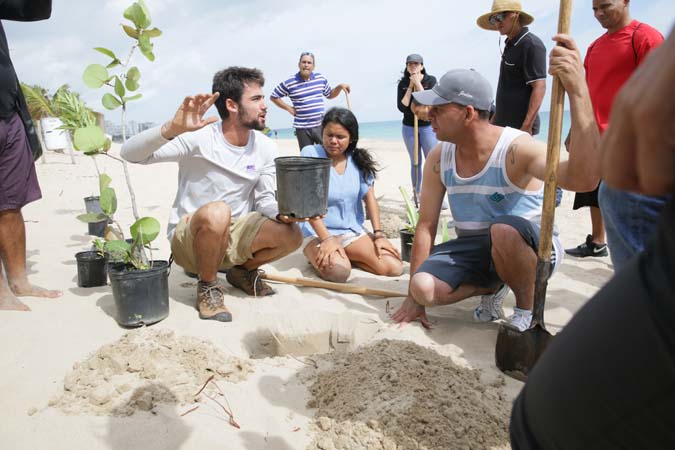 La siembra de los árboles fue guiada por su Intérprete Ambiental, Daniel Montenegro García de Para la Naturaleza, unidad del Fideicomiso de Conservación de Puerto Rico.