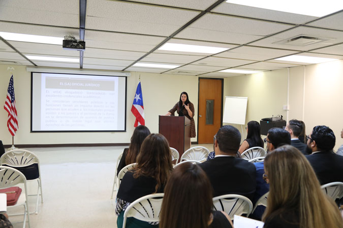 La licenciada Laura Martínez, Oficial Jurídico del Centro Judicial de San Juan, orientó a los participantes sobre las funciones de ese personal.