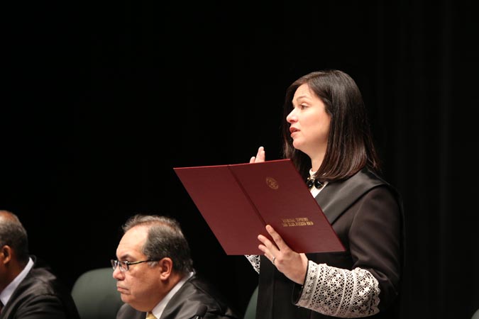 La Jueza Presidenta del Tribunal Supremo, Hon. Maite D. Oronoz Rodríguez, tomó juramento a los nuevos abogados y abogadas.
