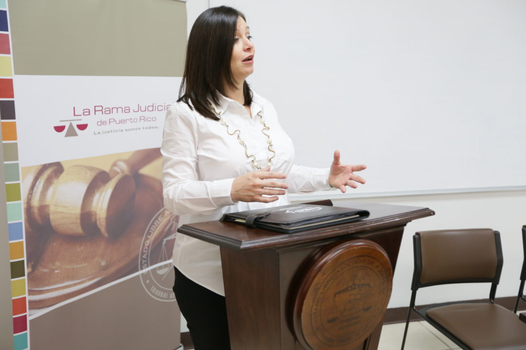 La Jueza Presidenta del Tribunal Supremo de Puerto Rico, Hon. Maite D. Oronoz Rodríguez reitera a los presentes el compromiso de la Rama Judicial en la lucha contra la trata humana.