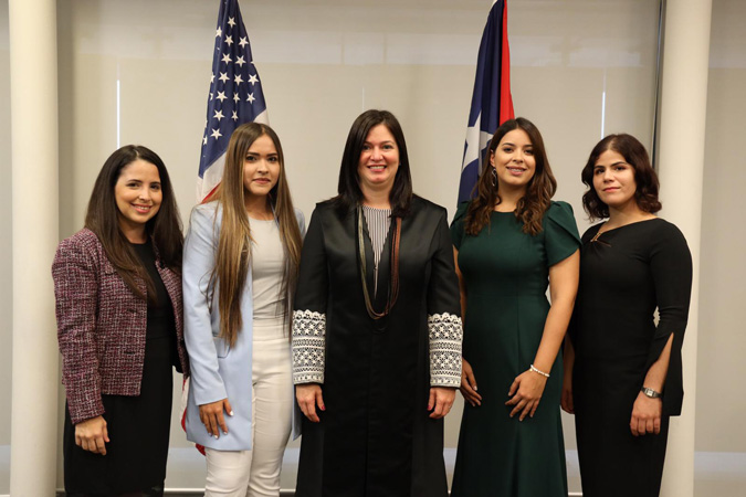 La Junta Editora está compuesta completamente por mujeres. Al centro, la Jueza Presidenta, Hon. Maite D. Oronoz Rodríguez.