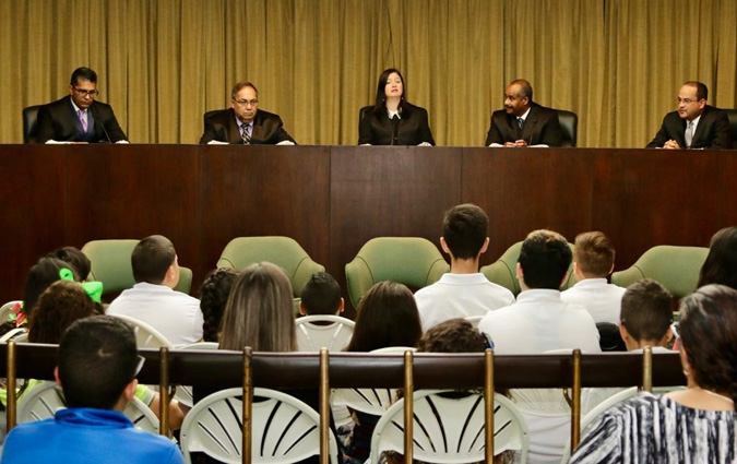 La Jueza Presidenta del Tribunal Supremo, Hon. Maite D. Oronoz Rodríguez, recibió a los estudiantes en el recién inaugurado Salón de Sesiones para sostener un conversatorio junto a varios Jueces Asociados.