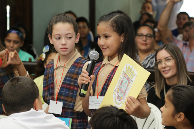 En la foto, las estudiantes Alanis Guadalupe y Valeria Peña de la Escuela Alfonso López O’Neill.
