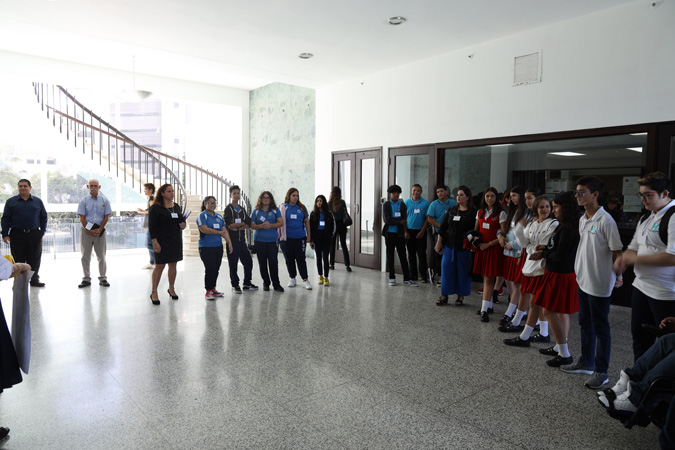 Un grupo de estudiantes se concentró en el vestíbulo del edificio principal del Tribunal Supremo para aprender sobre el máximo foro.