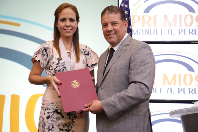 El Hon. Nelson Cruz, Senador del Distrito de Ponce, le hizo entrega a Isamar Martínez Velázquez de un reconocimiento por parte de la delegación senatorial del Distrito de Ponce.