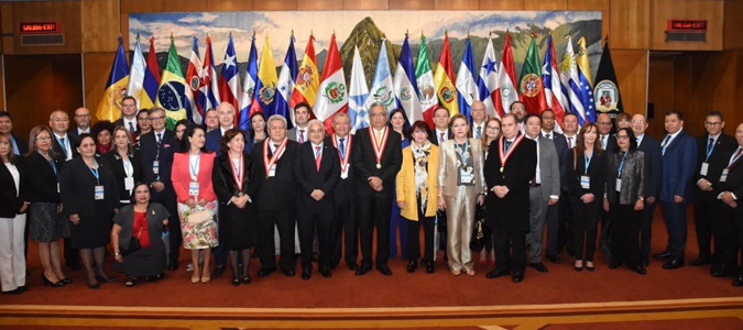 La Jueza Presidenta Oronoz Rodríguez junto a los representantes de los poderes judiciales de los 23 países miembros de la Cumbre Judicial Iberoamericana