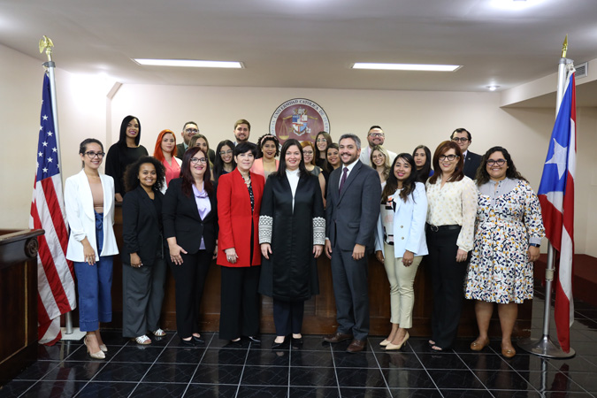 La Jueza Presidenta compartió con miembros de la Organización Pro Derechos de la Mujer de la Facultad de Derecho de la Pontificia Universidad Católica de Puerto Rico en Ponce.