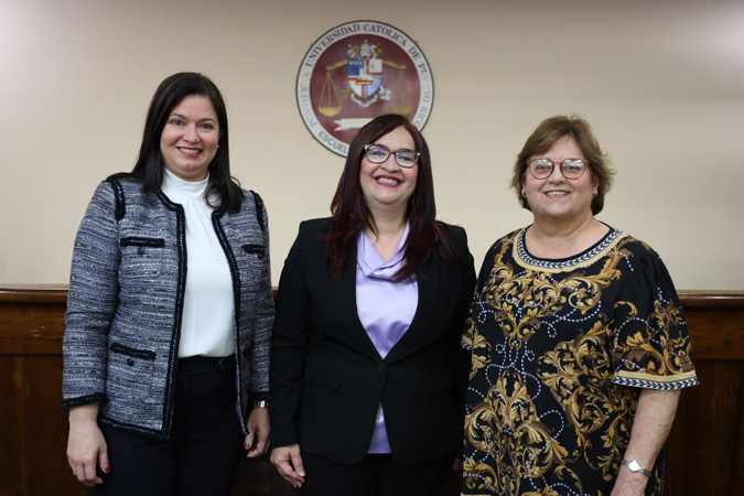 Desde la izquierda: Hon. Maite D. Oronoz Rodríguez, Jueza Presidenta; Juana Pérez, presidenta de la Organización Pro Derechos de la Mujer y la ex Jueza Presidenta, licenciada Liana Fiol Matta.