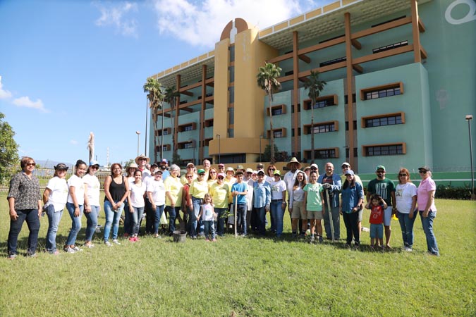 Personal del Centro Judicial de Ponce, jueces, juezas, abogados, abogadas, estudiantes de la zona sur y miembros de la organización COAMAR participaron de la actividad de reforestación.
