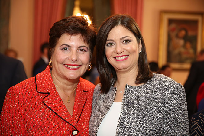 La Jueza Presidenta Interina, Hon. Anabelle Rodríguez Rodríguez, junto a la Jueza Presidenta designada, Hon. Maite D. Oronoz Rodríguez.
