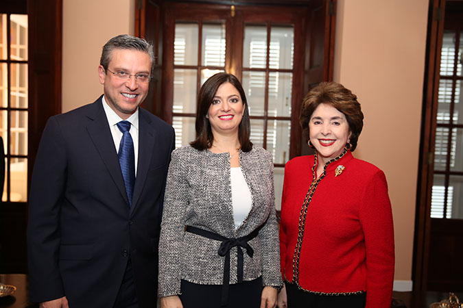 Desde la izquierda: Hon. Alejandro García Padilla, Gobernador; Hon. Maite D. Oronoz Rodríguez, Jueza Presidenta designada; Hon. Sila María Calderón Serra, ex Gobernadora.
