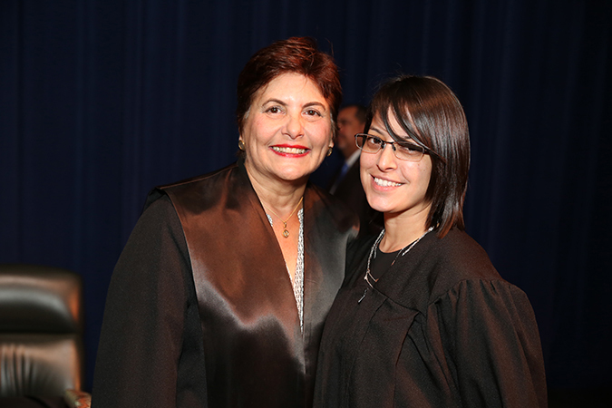 La Jueza Presidenta Interina, Hon. Anabelle Rodríguez Rodríguez, felicitó a la licenciada Milkanyeliz Rosado Montañez.