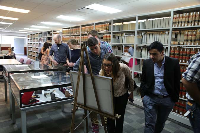 Estudiantes de la Universidad de Ottawa y de la Universidad de Puerto Rico en la Biblioteca del Tribunal Supremo.