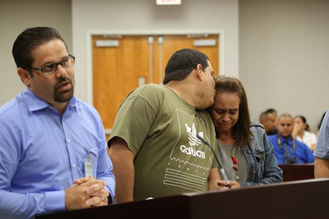 Mientras el Técnico Sociopenal, Edgardo Núñez Ruíz, argumenta a favor de Carlos, este besa a su madre quien se mostró visiblemente emocionada con lo logrado por el participante.