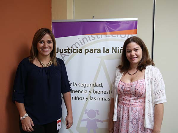 La Hon. Beatriz Martínez Cordero, Jueza Administradora de la Región Judicial de Utuado, y Amanda Baerga Ortiz, Coordinadora del Proyecto Justicia para la Niñez