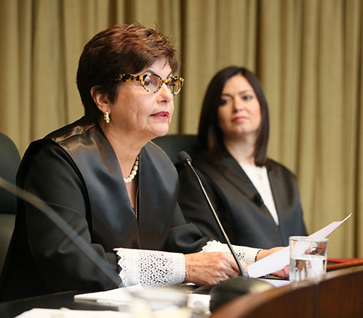 Al dirigirse a las personas presentes durante la ceremonia, la Juez Asociada, Hon. Anabelle Rodríguez, tuvo palabras de elogio para la Jueza Presidenta Oronoz Rodríguez (al fondo).
