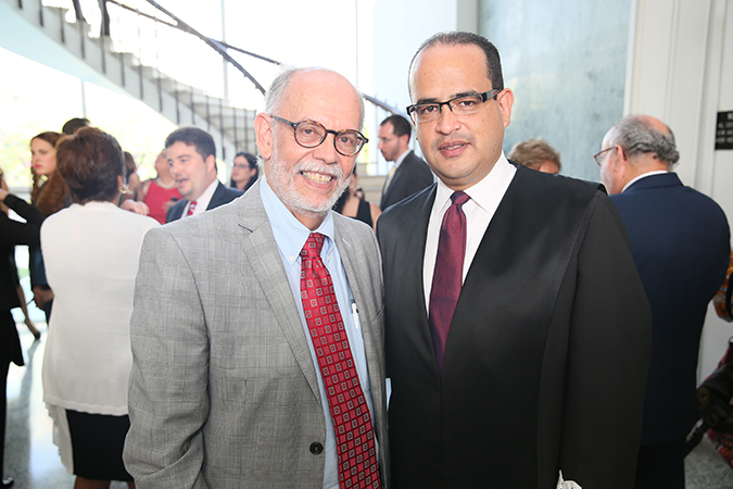 El Juez Asociado, Hon. Ángel Colón Pérez junto al profesor Carlos Ramos.