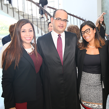 El Juez Asociado, Hon. Ángel Colón Pérez, junto a sus oficiales jurídicos, licenciada Leny Cáceres y licenciada Gittel Almonte.