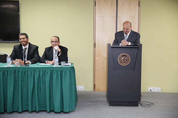 La actividad contó con la participación del profesor Héctor Luis Acevedo, quien tuvo a su cargo la presentación de los invitados.