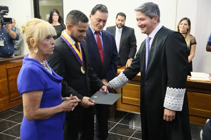 El Juez Asociado del Tribunal Supremo, Hon. Edgardo Rivera García, felicitó a Peter J. Medina Ramos y sus progenitores.
