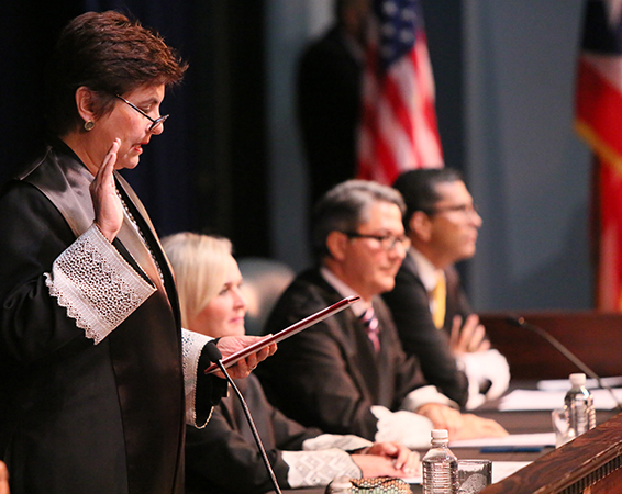 La Juez Presidenta Interina del Tribunal Supremo, Hon. Anabelle Rodríguez Rodríguez, tomó el juramento.