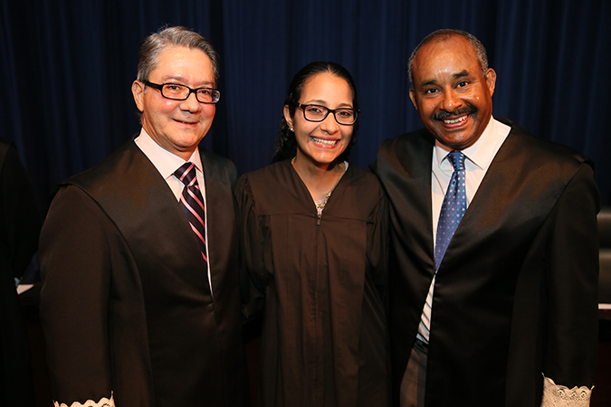 Los Jueces Asociados, Hon. Edgardo Rivera García y Hon. Erick Kolthoff Caraballo, junto a una de las nuevas abogadas.
