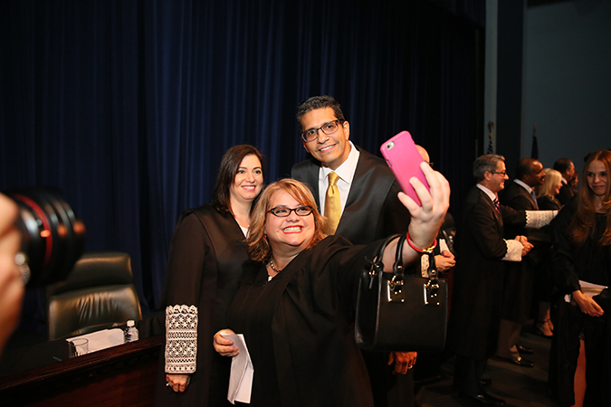 Una de la nuevas abogadas aprovechó ocasión para tomarse un “selfie” con la Jueza Asociada, Hon. Miate D. Oronoz Rodríguez, y el Juez Asociado, Hon. Luis Estrella Martínez.