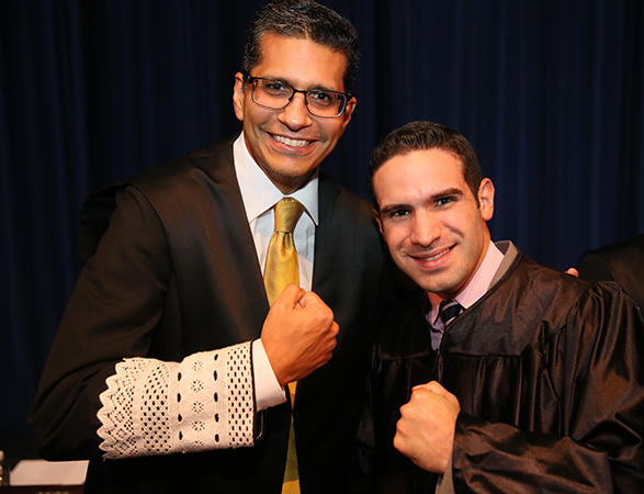 El Juez Asociado, Hon. Luis Estrella Martínez, felicitó al campeón de boxeo y nuevo licenciado Edgardo Javier López Sasso.