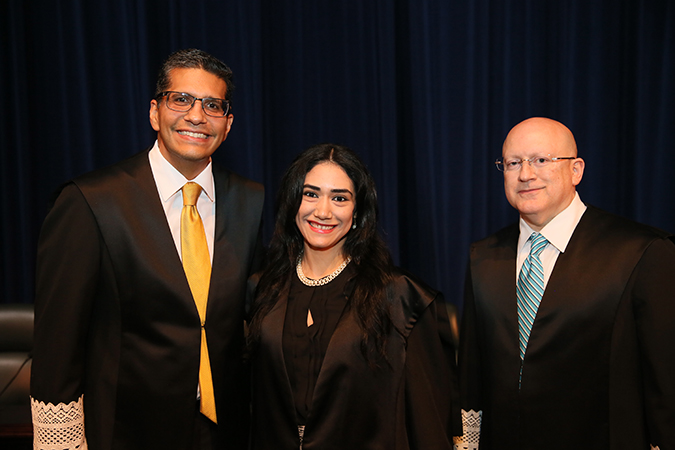 El Juez Asociado, Hon. Luis Estrella Martínez, y el Juez Asociado, Hon. Roberto Feliberti Cintrón, felicitan a la licenciada Jeira Belén Ortiz.