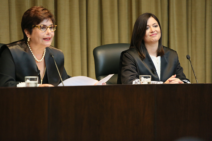 La Juez Asociada, Hon. Anabelle Rodríguez Rodríguez (izquierda), presidió la sesión. A su lado, la nueva Jueza Presidenta, Hon. Maite D. Oronoz Rodríguez.
