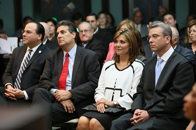 Entre los invitados se encontraban, desde la izquierda, el Hon. Jaime Perelló Borrás, Presidente de la Cámara de Representantes; el Hon. Eduardo Bhatia Gautier, Presidente del Senado; la Primera Dama, señora Wilma Pastrana, y el Gobernador del Estado Libre Asociado, Hon. Alejandro García Padilla.