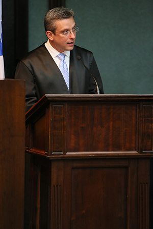 El Gobernador del Estado Libre Asociado, Hon. Alejandro García Padilla, presentó a la Jueza Presidenta, Hon. Maite D. Oronoz Rodríguez.