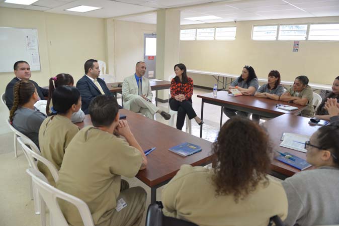 El Hon. Einar Ramos López, Secretario del Departamento de Corrección y Rehabilitación se unió al conversatorio con la Jueza Presidenta, Hon. Maite D. Oronoz Rodríguez y las socias de la Cooperativa Taína.