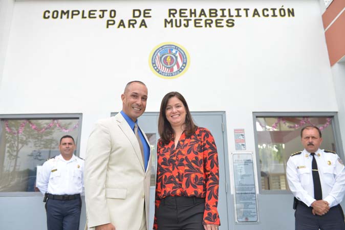 El Secretario del Departamento de Corrección y Rehabilitación, Hon. Einar Ramos López recibió a la Jueza Presidenta, Hon. Maite D. Oronoz Rodríguez en el Centro de Rehabilitación de Mujeres en Bayamón.