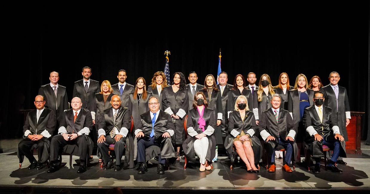 El Pleno del Tribunal Supremo de Puerto Rico junto a un grupo de jueces y juezas superiores juramentados al Tribunal de Primera Instancia.