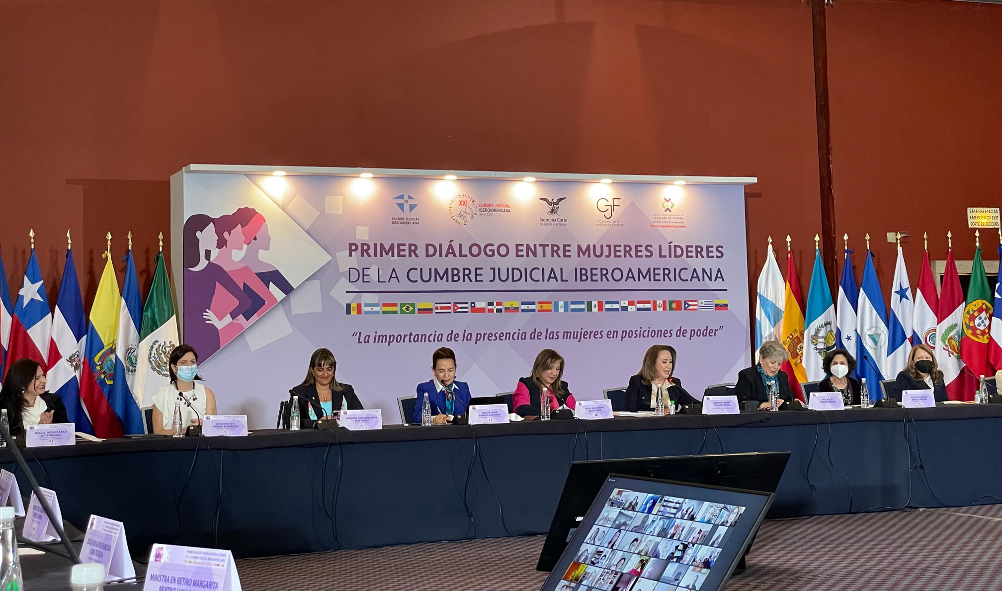 El Primer Diálogo entre Mujeres Líderes de la Cumbre Judicial Iberoamericana busca generar una red de colaboración entre juezas, propiciar la vinculación desde la sororidad y conectar las agendas comunes, así como incentivar la cooperación internacional entre mujeres líderes de Iberoamérica.